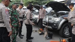 Kapolsek Robatal Bersama Warga Evakuasi Pohon Tumbang Di Jalan Raya Desa Jelgung