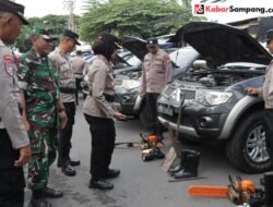 Kapolsek Robatal Bersama Warga Evakuasi Pohon Tumbang Di Jalan Raya Desa Jelgung