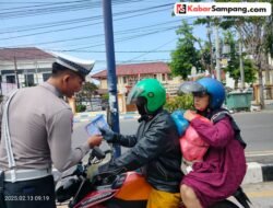 Satlantas Polres Sampang Bagikan Brosur Tertib Berlalu Lintas Kepada Pengguna Jalan