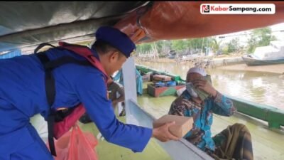 Berbagi Kebaikan di Bulan Suci Ramadhan, Satpolairud Polres Sampang Bagi Takjil Ke Nelayan 