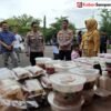 Bantu Masyarakat Saat Ramadhan, Polres Sampang Gelar Pasar Murah Dan Bagi-Bagi Takjil