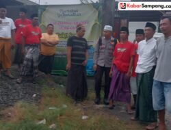 UD Zainal Abidin Bagikan Takjil Bagi Masyarakat di Jalan Raya Ragung Sampang
