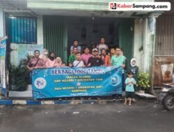 Alumni SMPN 1 ’98 dan SMAN 1 ’01 Sampang Bagikan 1000 Paket Takjil di Bulan Ramadhan