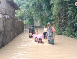 Babinsa Koramil 0828/01 Sampang Monitoring Banjir Luapan Sungai Kamoning Desa Paseyan