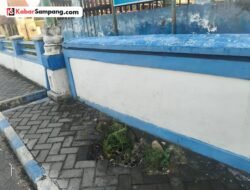 Trotoar Jembatan Bahagia Rusak, Pejalan Kaki Keluhkan Lubang yang Membahayakan
