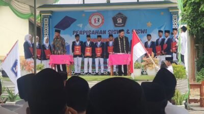 KH. Saleh Faqih Haru Lepas Siswa Angkatan Pertama SMP Bani Dauri