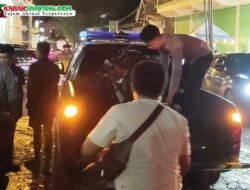Diduga Salah Mendahului, Mobil Tabrak Motor di Ketapang – Dua Remaja Dilarikan ke RS